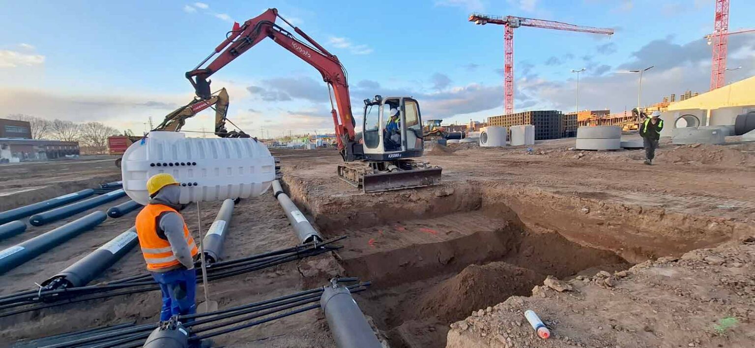 Erdarbeiten im Absorberfeld auf der Großbaustelle